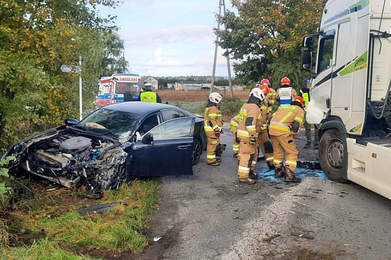 Lexus zderzył się z ciężarówką