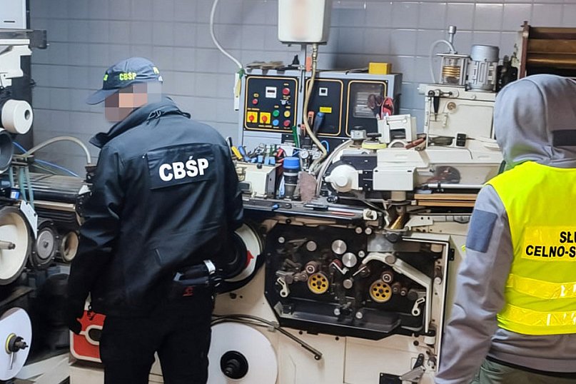 CBŚP i KAS rozbiły linię do produkcji papierosów