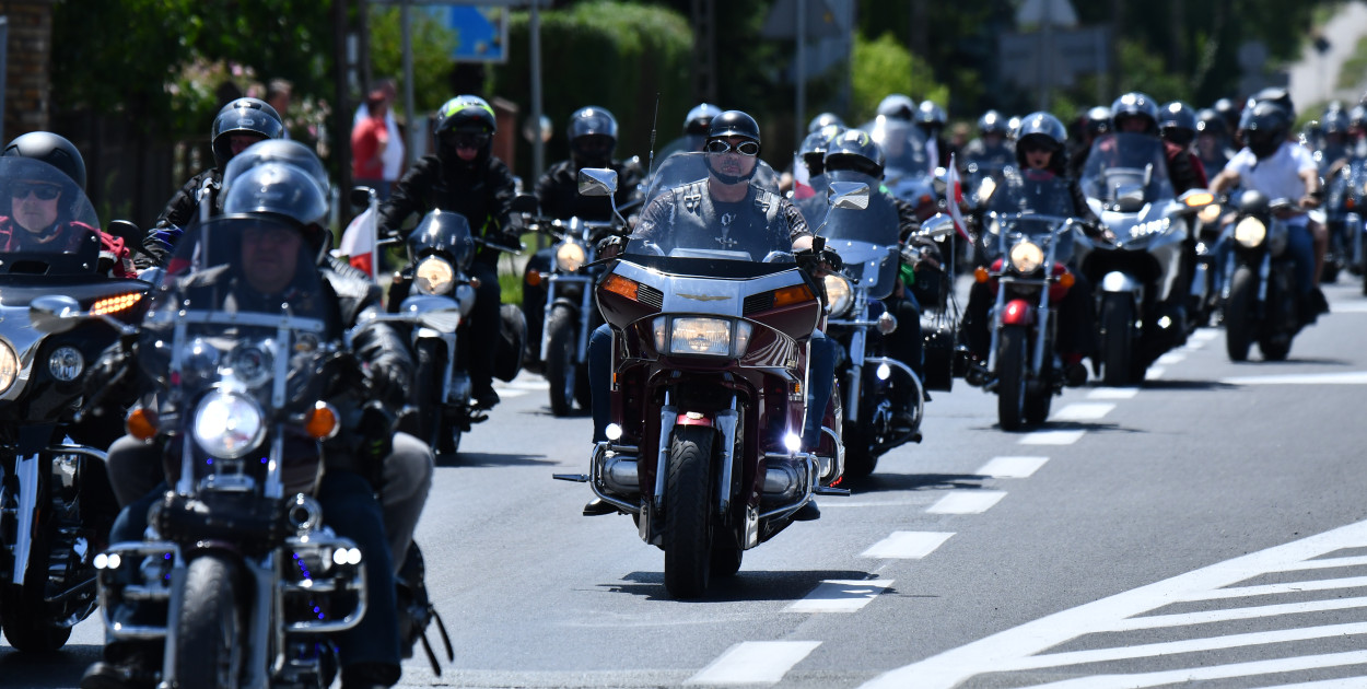 Trwa XX Zlot Motocyklowy "Na soli". Parada i pokazy na zdjęciach i filmie