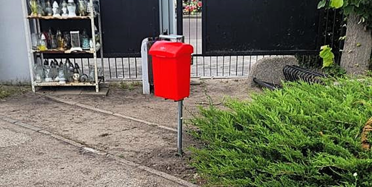 Czerwony pojemnik przy grobie? Nie każdy wie, po co go postawiono