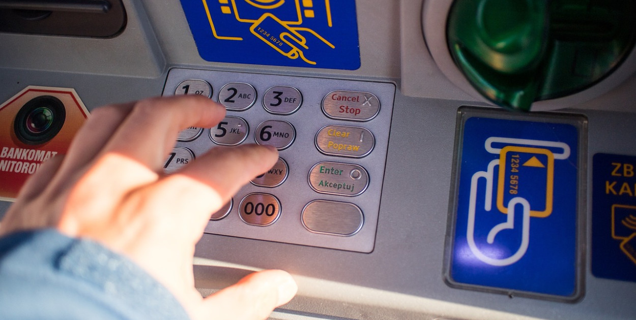 Fala nieautoryzowanych wypłat w Polsce. Dziesiątki osób straciły pieniądze, bank wydał oświadczenie!