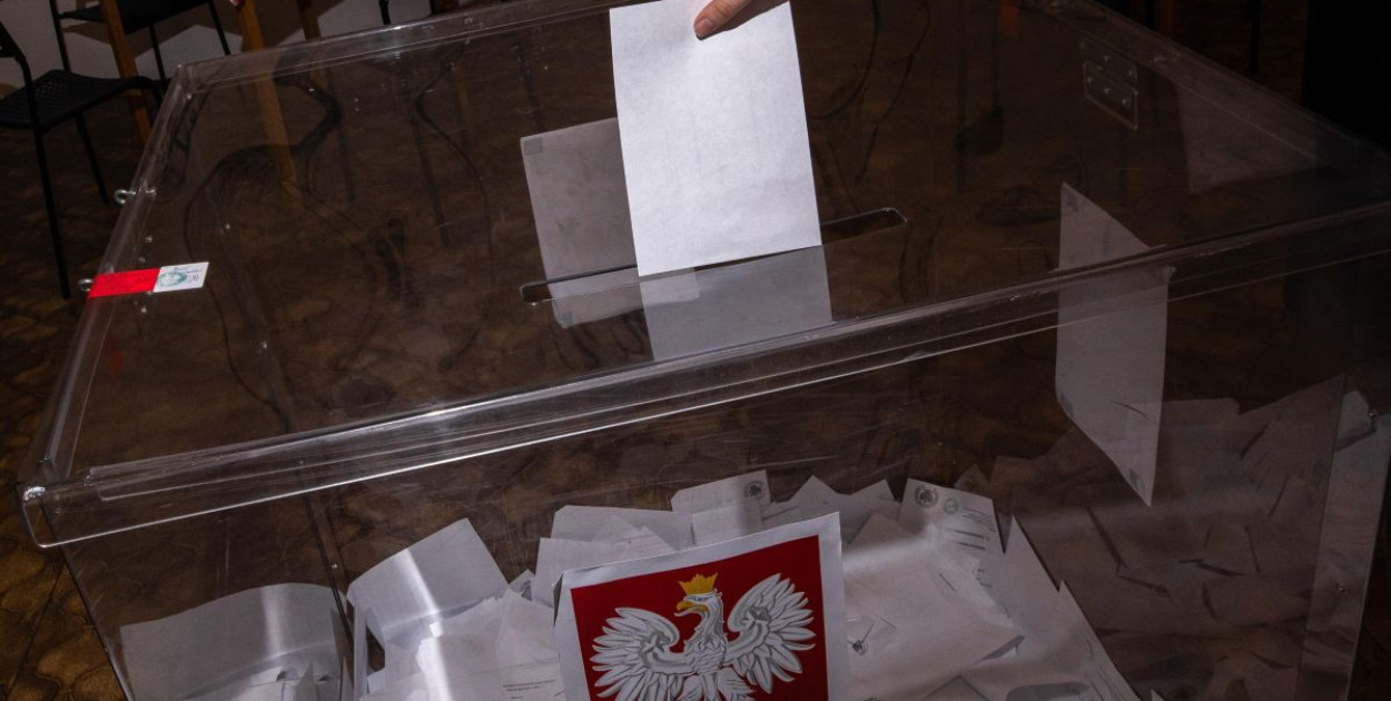 Sondaż: 46,6 proc. badanych za utrzymaniem dwukadencyjności; 38,1 proc. za jej zniesieniem