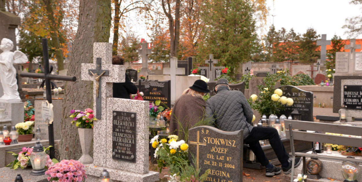 Savoir-vivre na 1 listopada. Jak się zachować podczas wizyty na cmentarzu?
