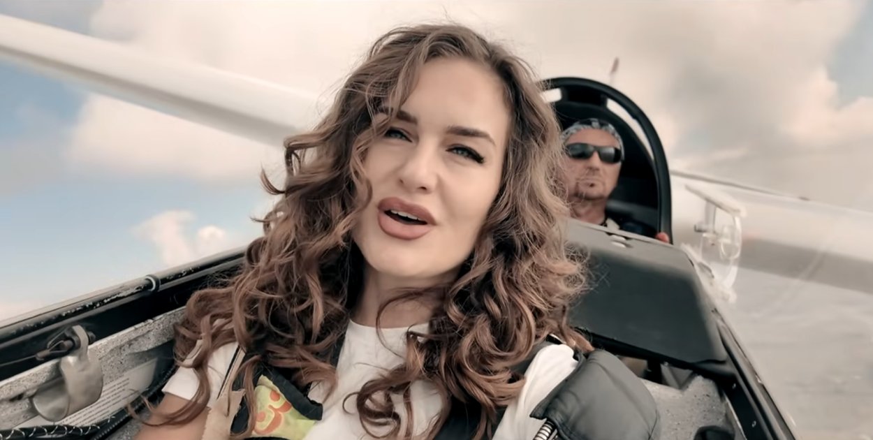 Ten teledysk powstał w chmurach