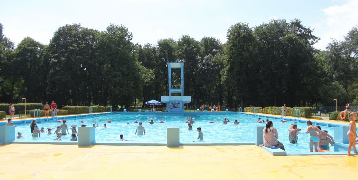 Od kilku lat otwarty basen w przy Solankach jest ruiną. Wcześniej obiekt cieszył się w sezonie letnim ogromną popularnością. Fot. Archiwum 