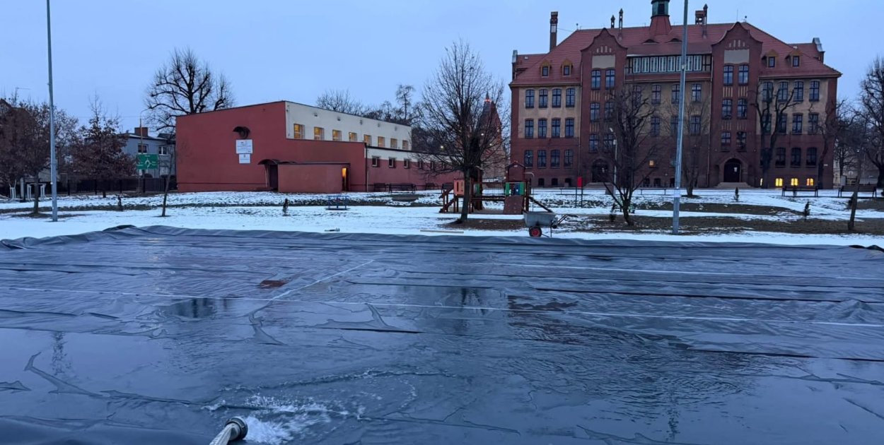 Strażacy wylewają kolejną ślizgawkę w mieście