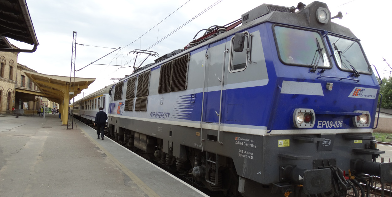 Marznący deszcz spowalnia kolej. Opóźnienia pociągów w regionie