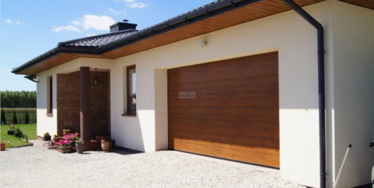 Bramy przesuwne z napędem – dlaczego zyskują popularność w polskich domach?