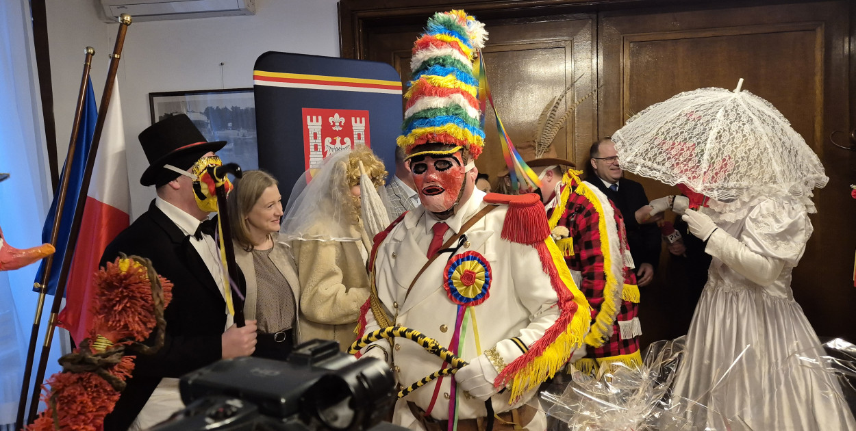 rolKI24.INFO | Zapustne kozy przeszły przez Inowrocław 🐐🎭