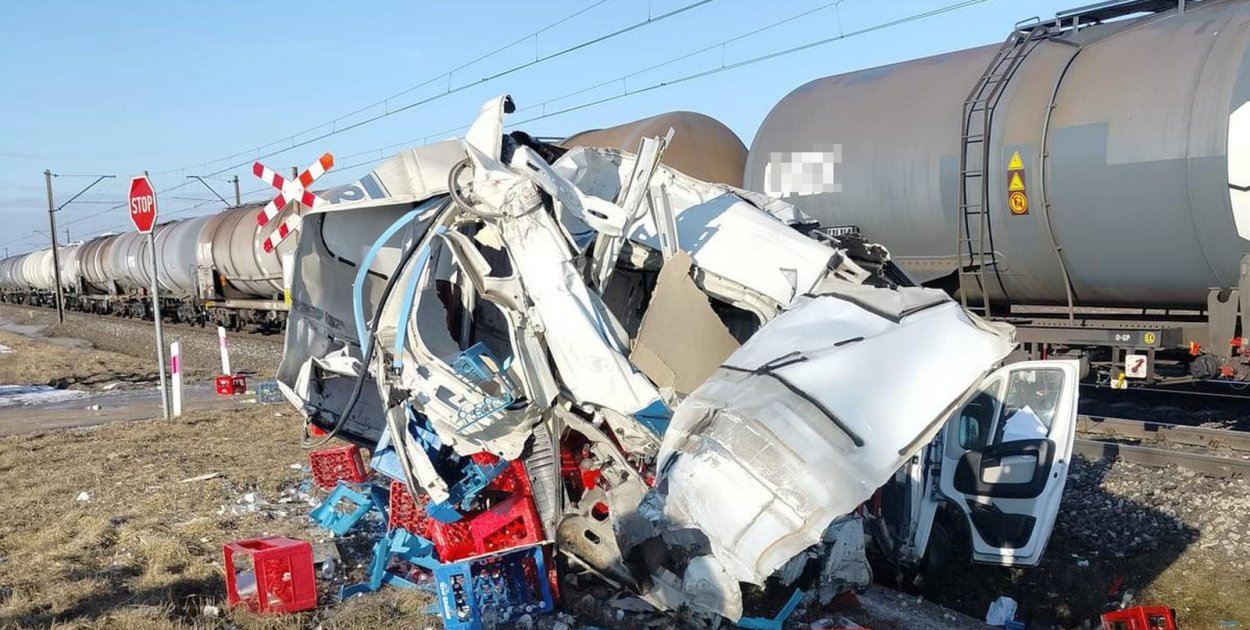 Chwile grozy na przejeździe. Dostawczak wjechał pod pociąg