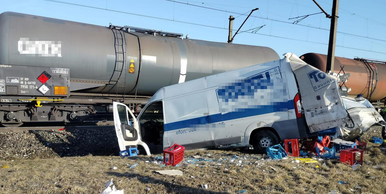 Chwile grozy na przejeździe. Dostawczak wjechał pod pociąg