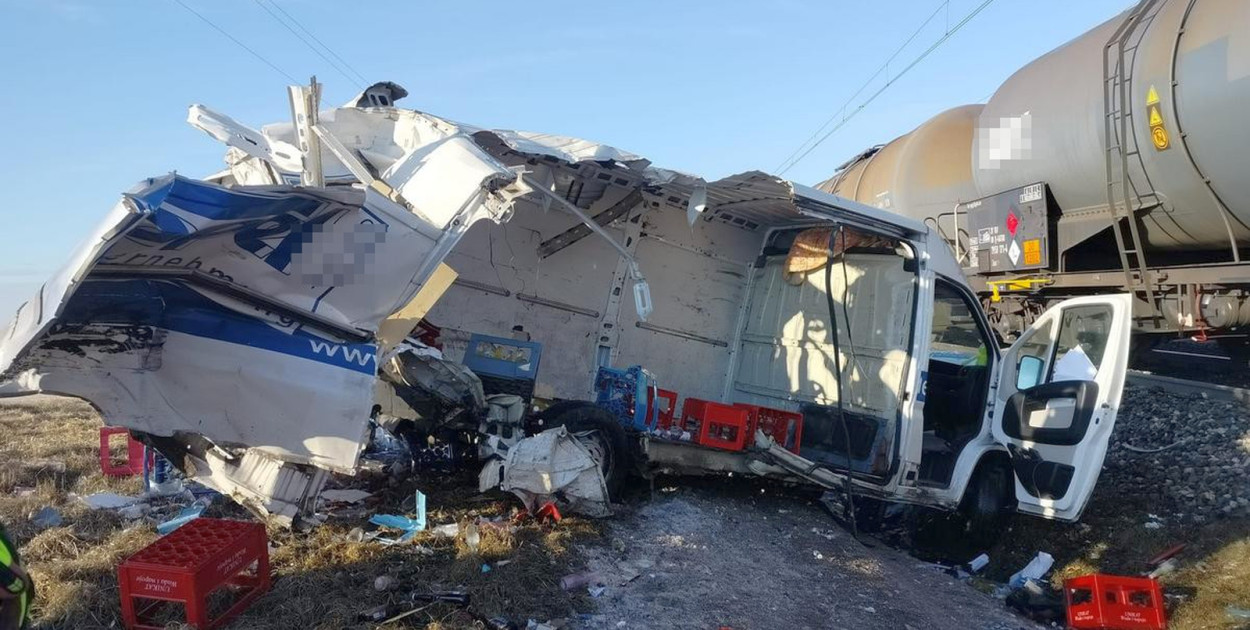 Chwile grozy na przejeździe. Dostawczak wjechał pod pociąg