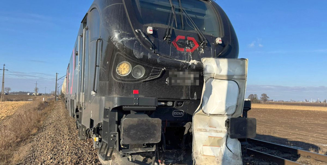 Chwile grozy na przejeździe. Dostawczak wjechał pod pociąg