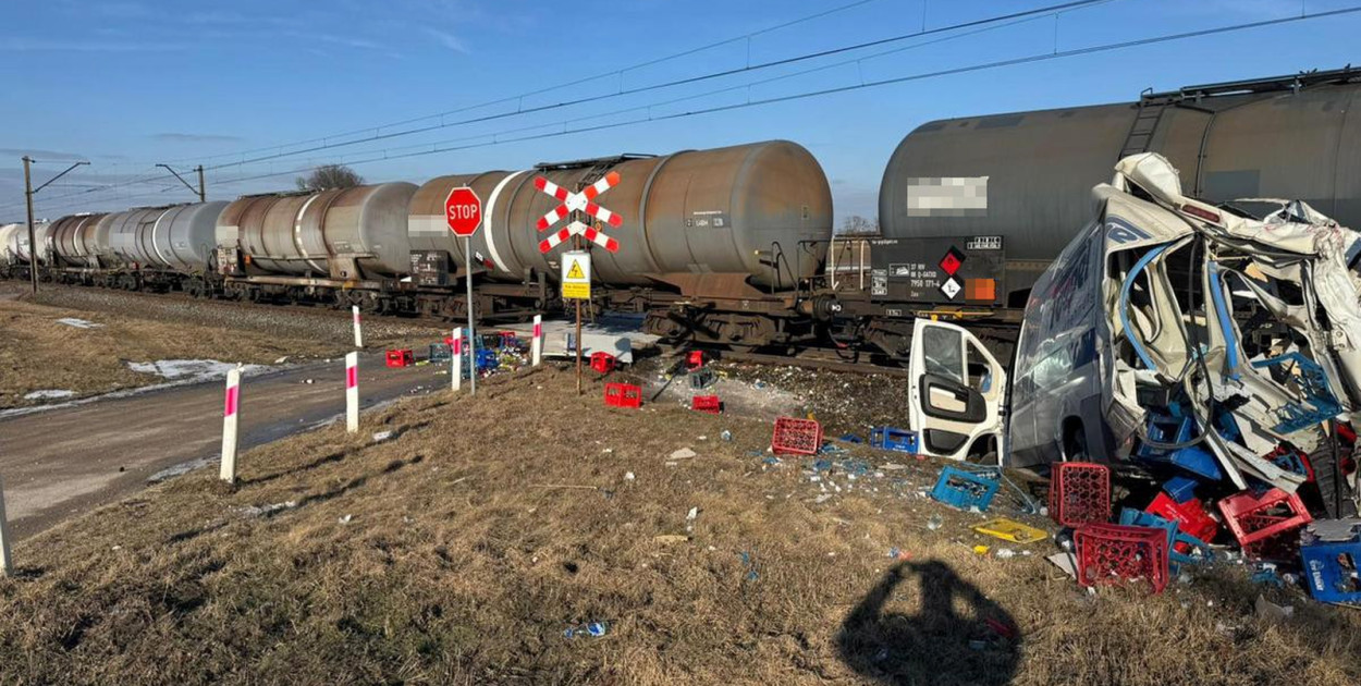 Chwile grozy na przejeździe. Dostawczak wjechał pod pociąg