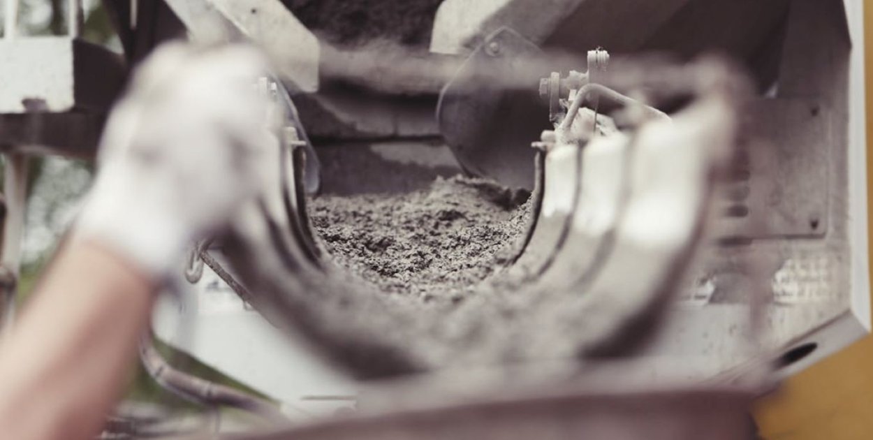 Jak działa mobilny mieszalnik do betonu?