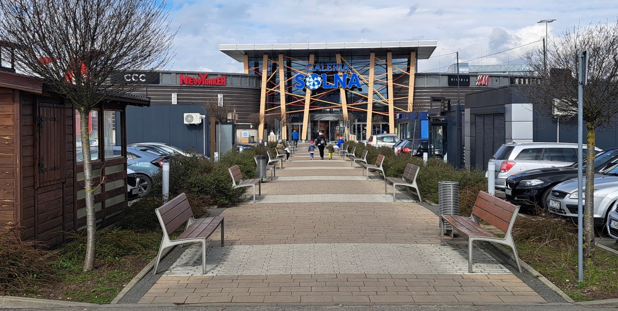 Pijani nieletni pod galerią. Policja: 8 osób pod wpływem alkoholu