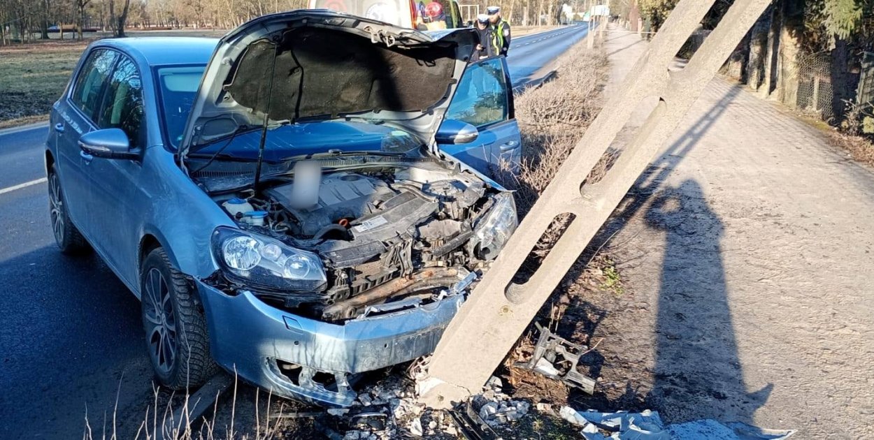 Trafił golfem w słup. Poranna kraksa w Pakości