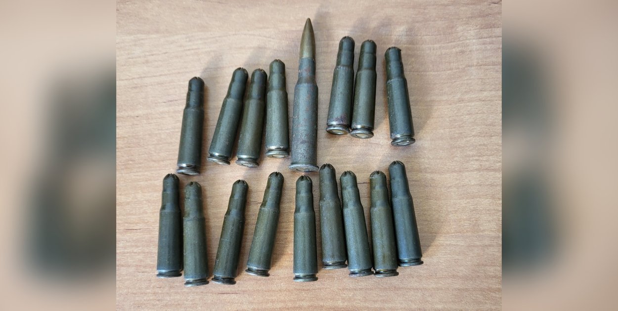 Narkotyki i amunicja na posesji. 46-latek z zarzutami