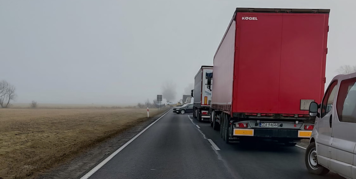 Groźny wypadek na DK15. Jest ofiara śmiertelna. Droga zablokowana