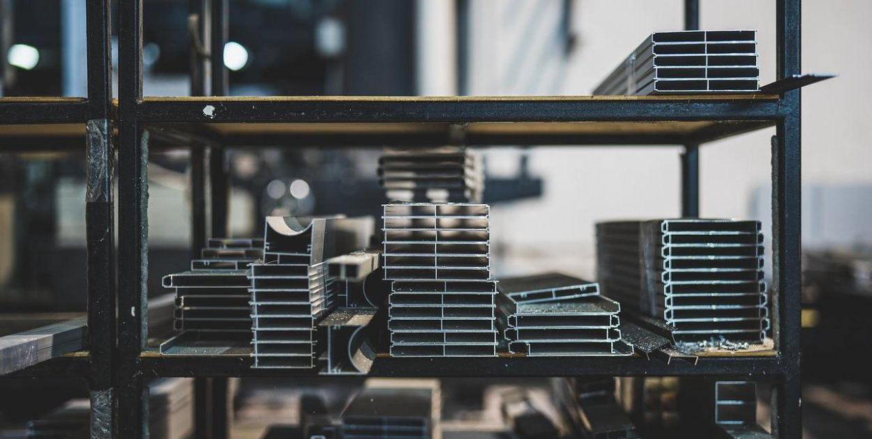 Najczęstsze błędy przy organizacji przepływu materiałów w hali