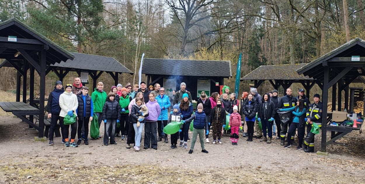 Biegali i sprzątali las. Mieszkańcy ruszyli na plogging w Balczewie