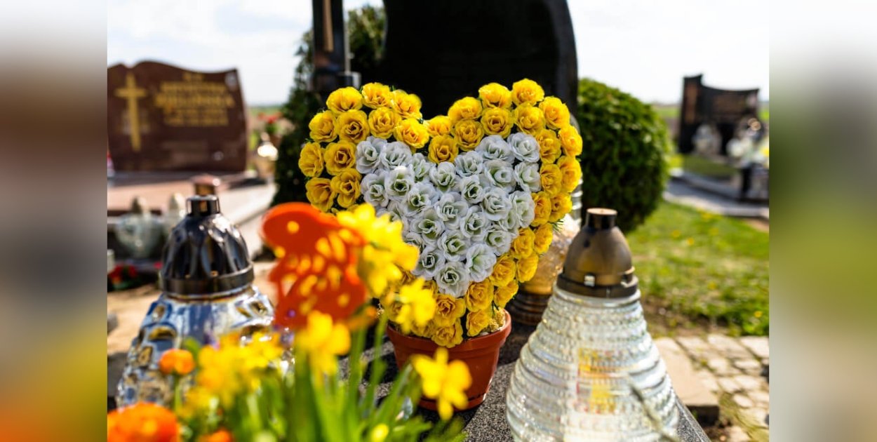 Nie Tylko Kwiaty: Inne Wiosenne Akcesoria Nagrobne z Zniczownia.pl