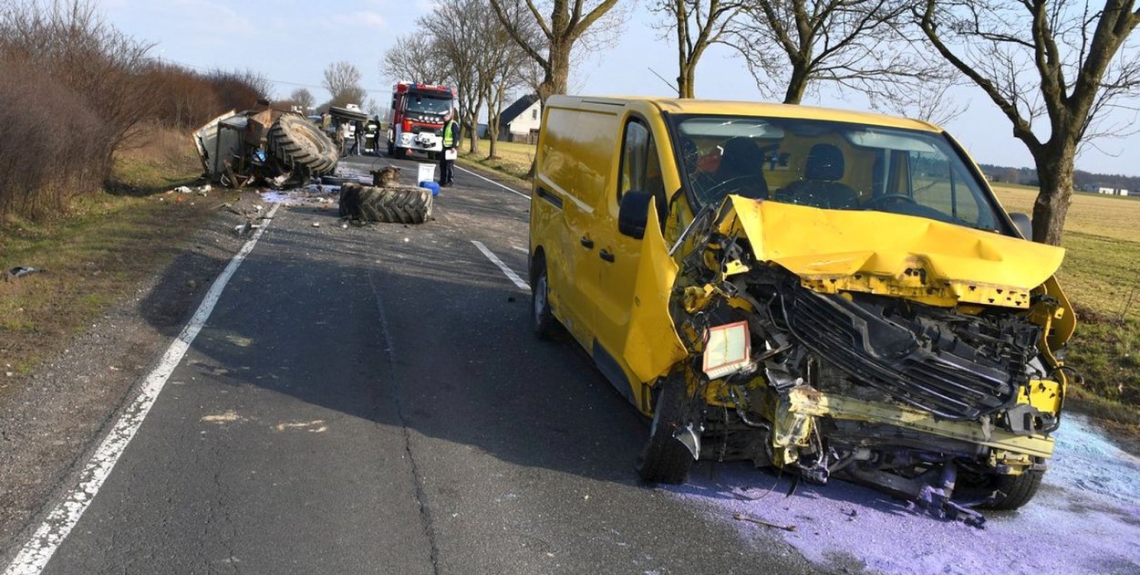 Groźny wypadek. Ciągnik rozleciał się na kawałki po zderzeniu z busem