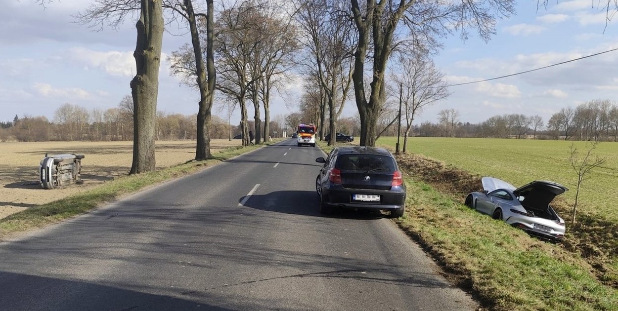 Wyprzedzanie zakończone wypadkiem. Jedna osoba w szpitalu