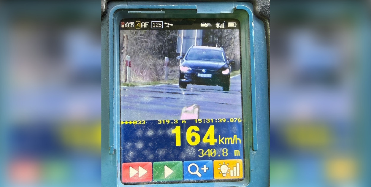 Pędził 164 km/h 70-ce. Stracił prawo jazdy i słono zapłaci