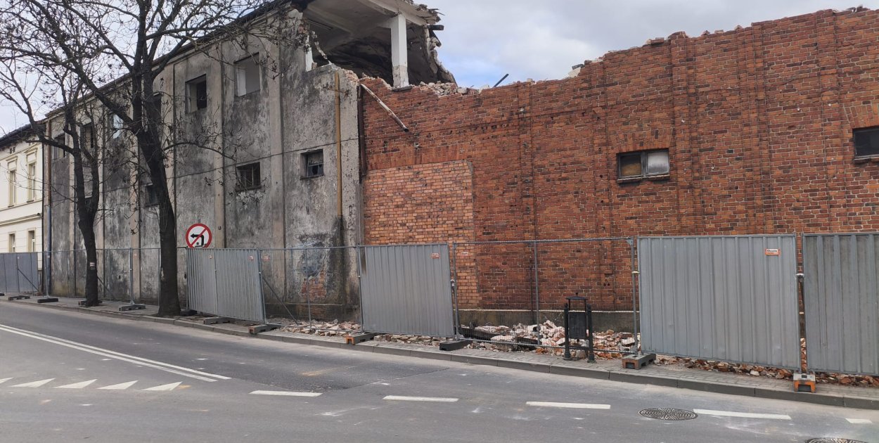 Trwa wyburzanie budynków dawnej winiarni w Kruszwicy [VIDEO]