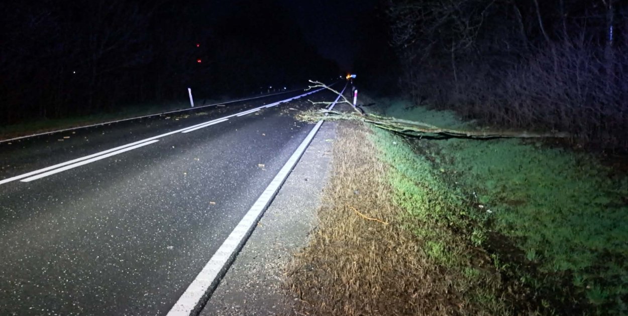 Wiatr nie odpuszcza. Strażacy interweniują w całym powiecie