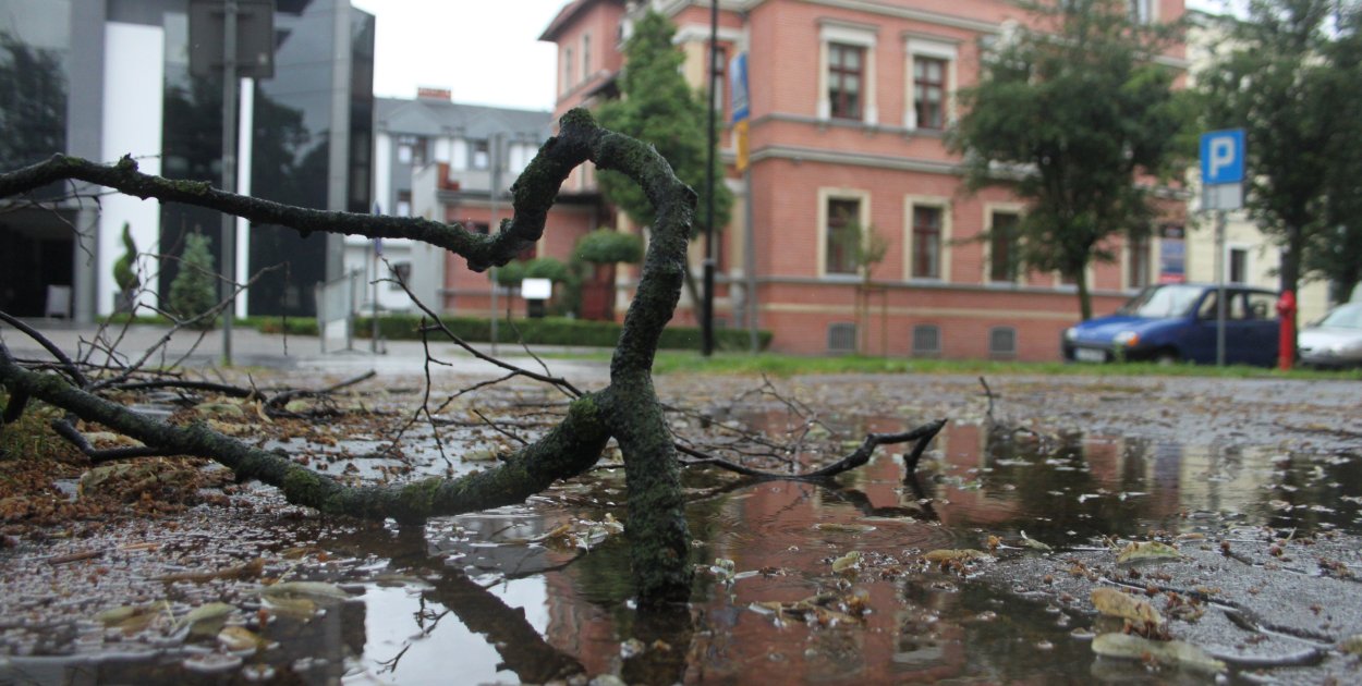 Wiatr nie odpuszczał. Strażacy mieli pełne ręce roboty