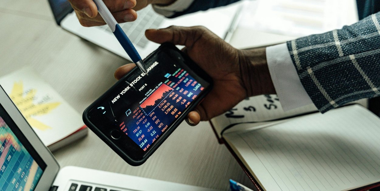 Jak wybrać aplikację do tradingu na forex, akcje i kryptowaluty?