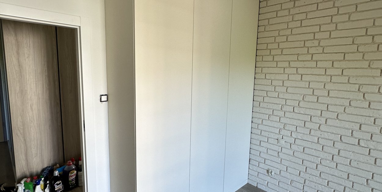 Drugie życie szafy przesuwnej – jak zmienić jej wygląd bez ingerencji w konstrukcj