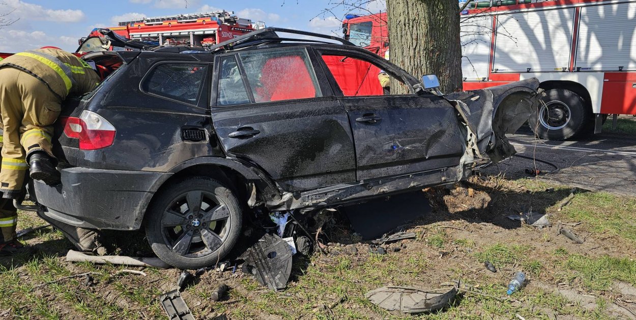 BMW uderzyło w drzewo. Kierowca nie żyje