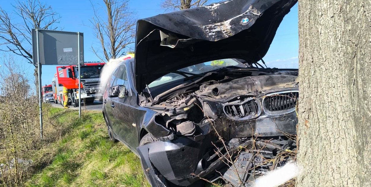 Groźny wypadek pod Inowrocławiem. BMW skończyło na drzewie