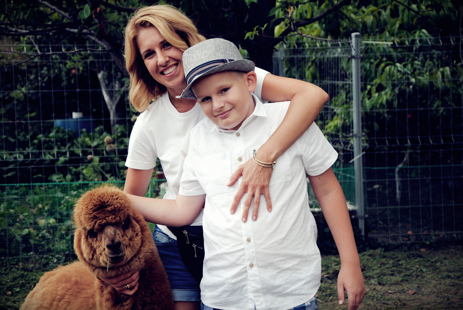 Katarzyna Wikarska, założycielka alpakarni. Na zdjęciu w towarzystwie Igora, syna Moniki Szulkowskiej