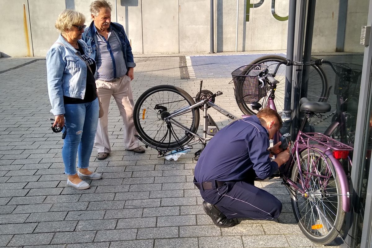 Znakowanie rowerów przed KPP Inowrocław