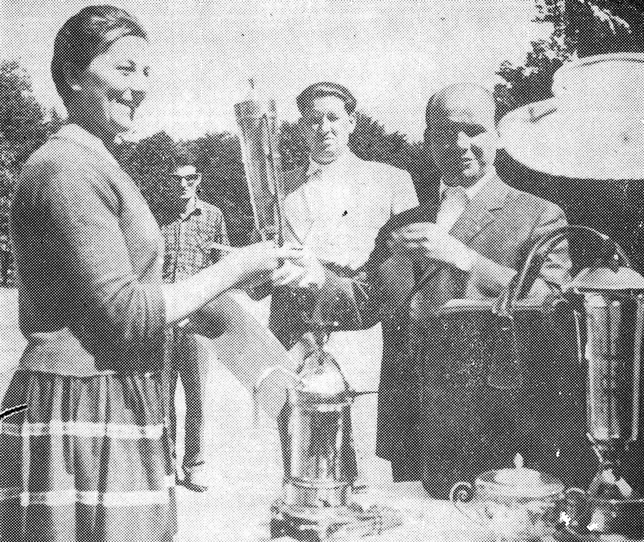 Rok 1963. Na zdjęciu zdobywczyni pierwszego miejsca w turnieju tenisowym o mistrzostwo Uzdrowiska Inowrocław. Puchar mistrzyni Polski - D. Rylskiej z  Warszawy wręcza prezes Klubu GOPLANIA dr E. Grobelski, przy udziale kierownika sekcji H. Cereckiego. 