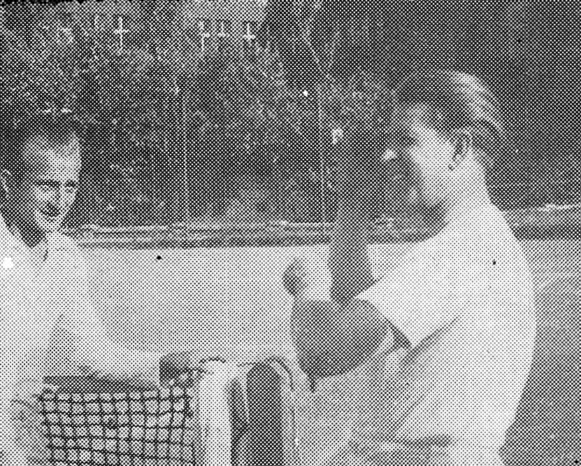 Rok 1957. Uczestnicy finałowego turnieju tenisowego z okazji Święta 22 Lipca. Po lewej J. Gumuła, po prawej E. Zieliński. Zwyciężył Gumuła 7:5, 4:6, 6:2.