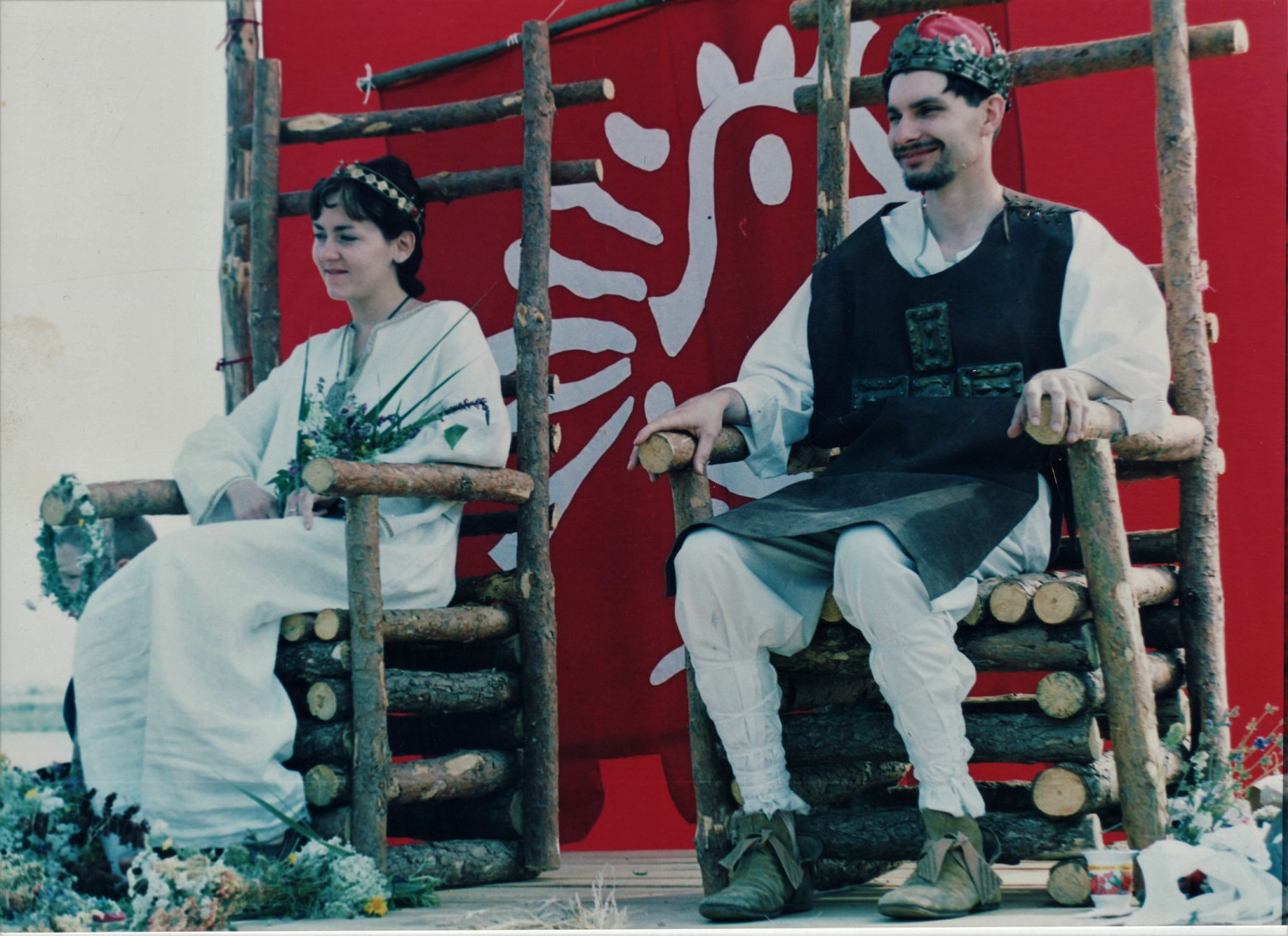 Dąbrówka (Alicja Kurczewska) i Mieszko I (Tomasz Sibora) podczas gry fabularnej w Muzeum Pierwszych Piastów na Lednicy. 1999 rok. 