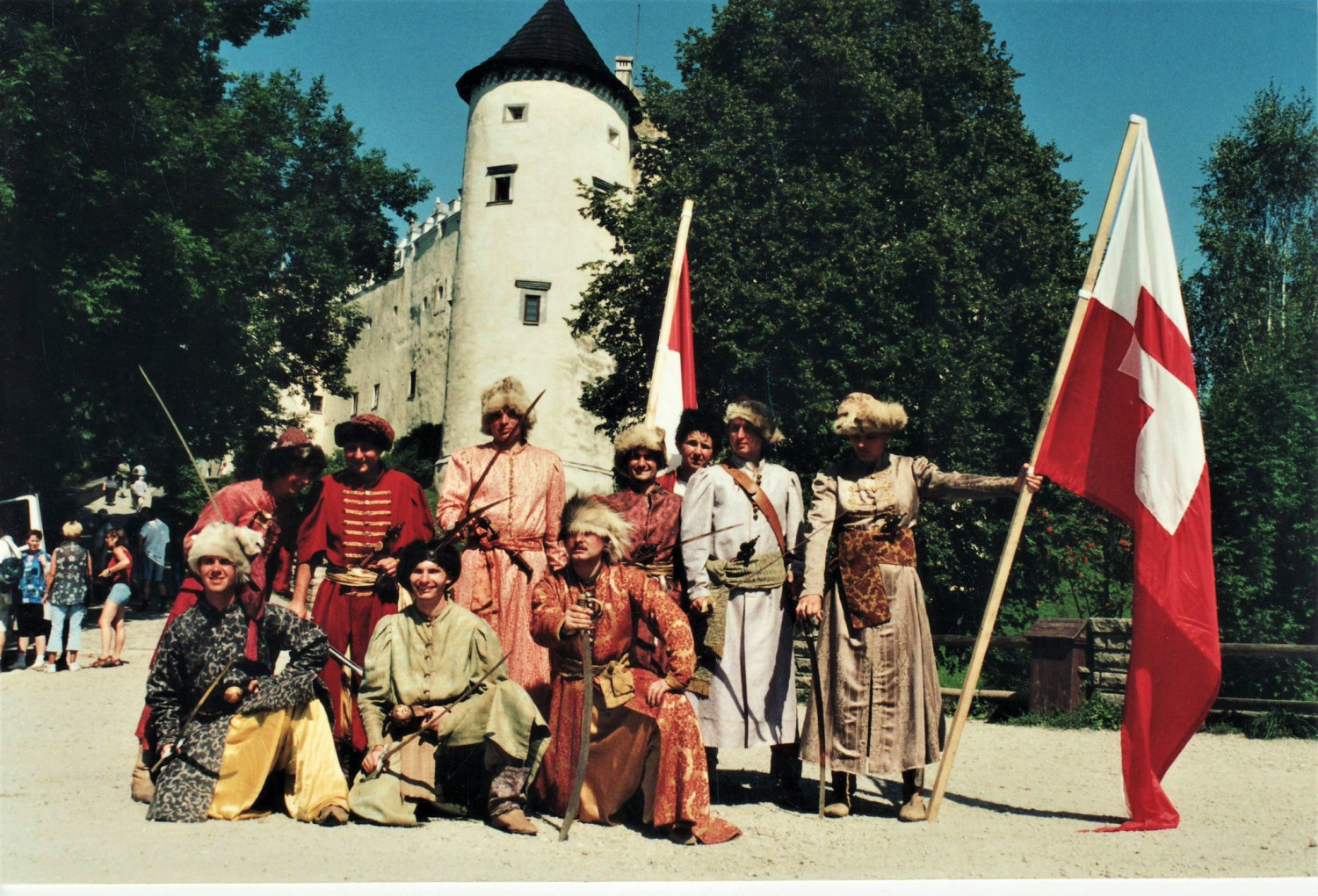 W gronie instruktorów harcerskich w kontuszach szlacheckich na zamku w Niedzicy. 2001 rok.