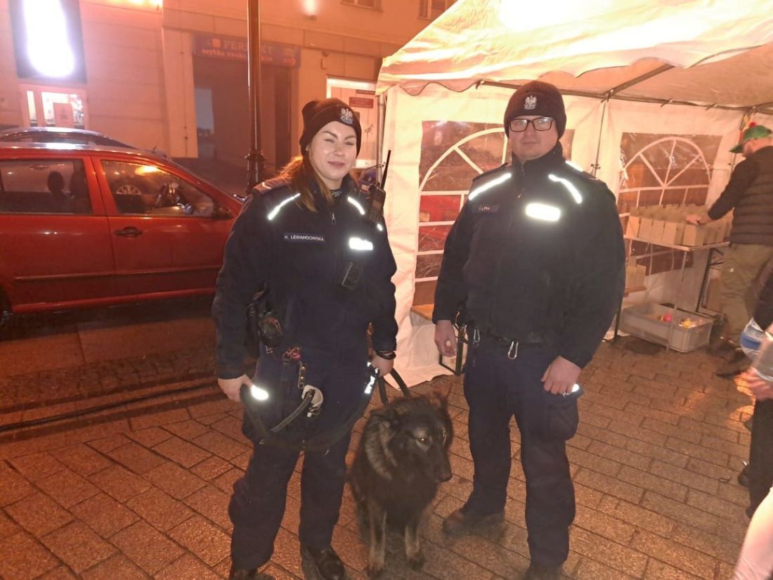 W okresie świątecznym policjanci zabezpieczali wydarzenia plenerowe, m.in. otwarcie Bożonarodzeniowej Szopki na inowrocławskim Rynku.