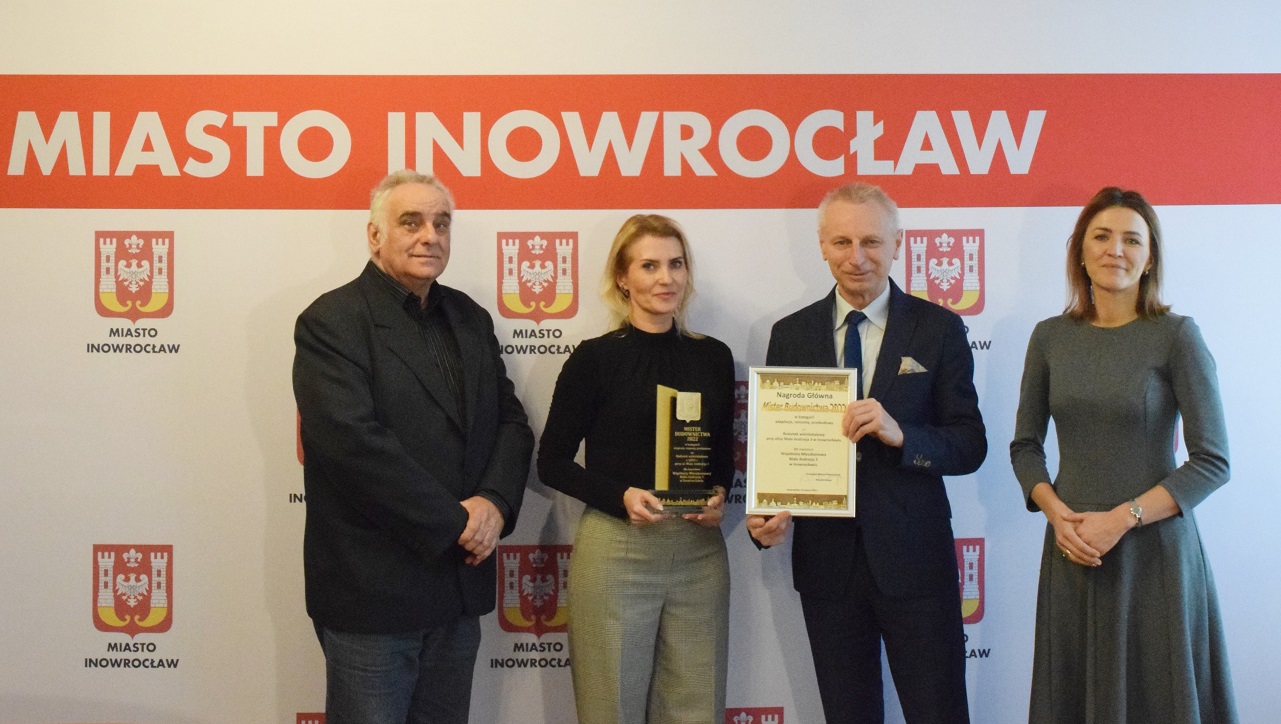 Podczas spotkania, które odbyło się dzisiaj w ratuszu inwestor oraz projektant otrzymali dyplomy i statuetki. Podczas spotkania, które odbyło się dzisiaj w ratuszu inwestor oraz projektant otrzymali dyplomy i statuetki.