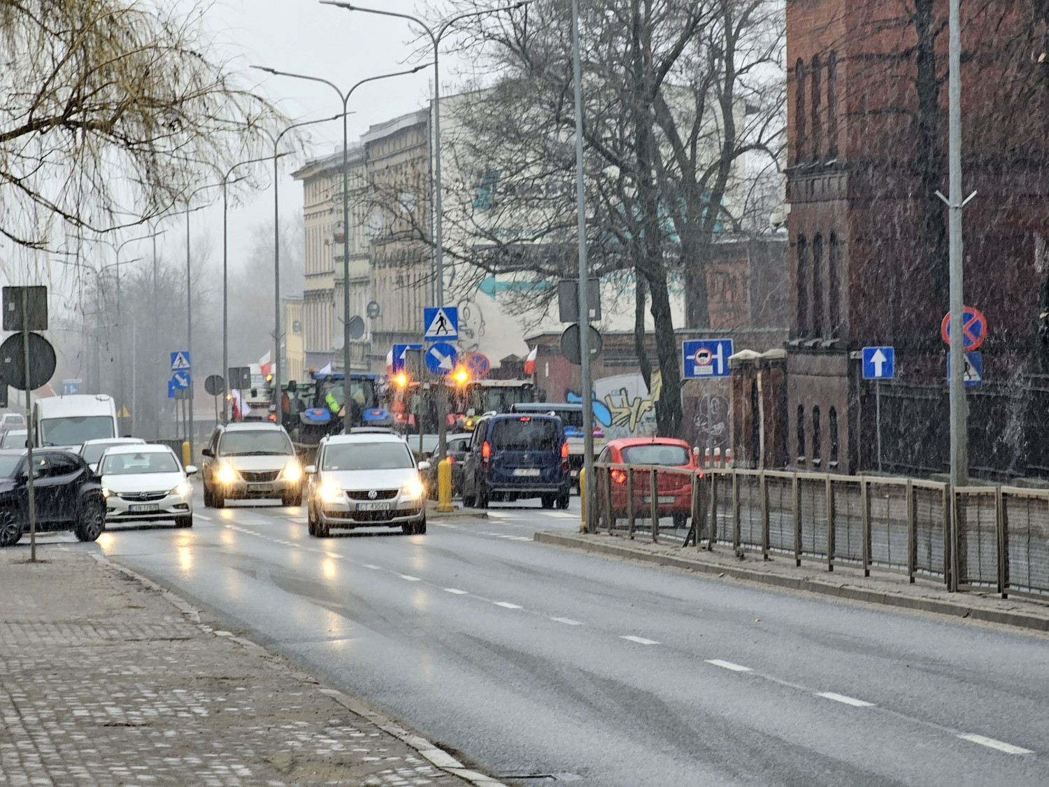 Krótko po godz. 9:00 pierwsze pojazdy protestujących rolników zmierzały ul. Dworcową w kierunku Gniewkówca.