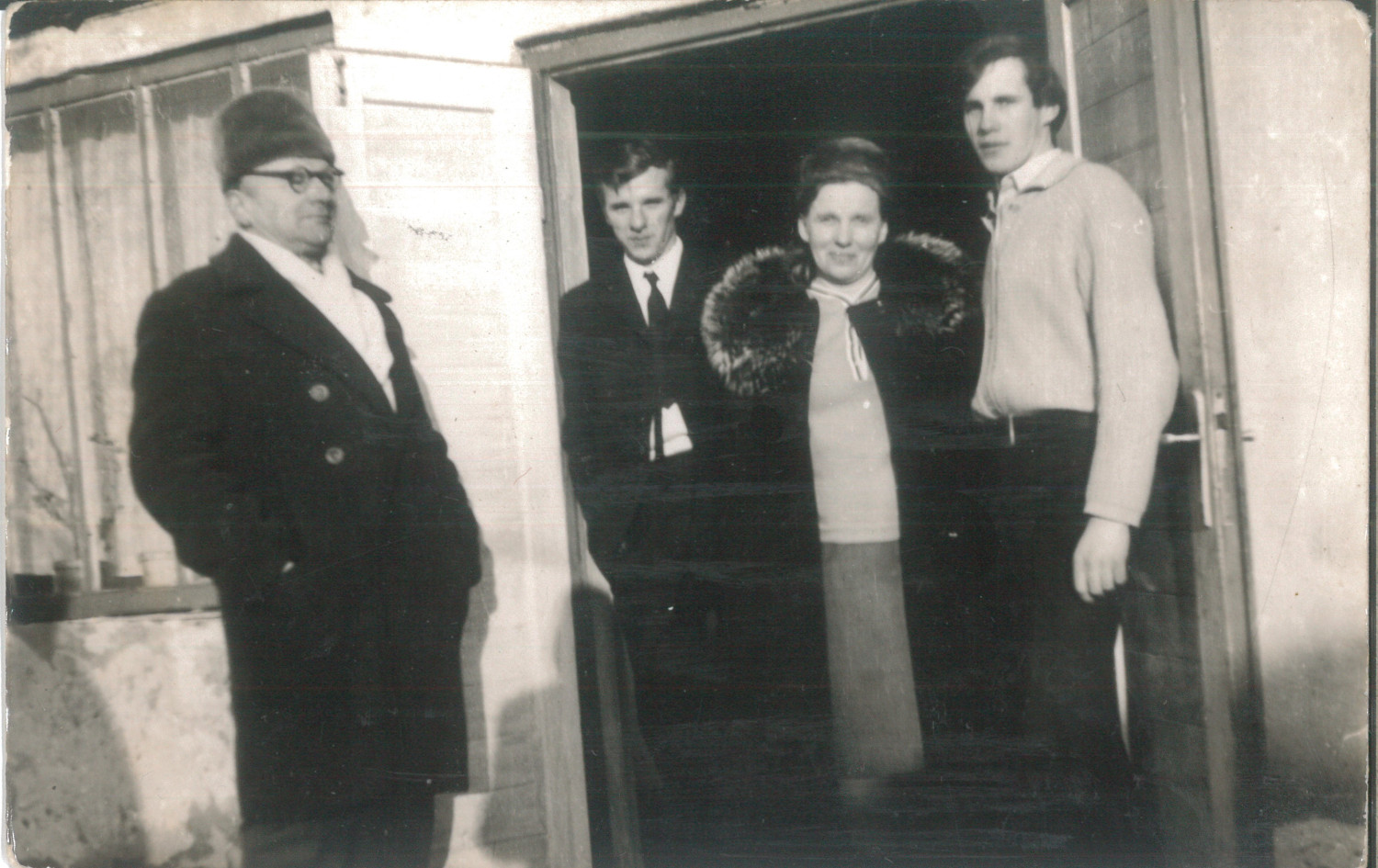 Rodzina Bartoszczów. Od lewej: ojciec Michał, brat Roman, matka Genowefa, Piotr. Sławęcin, 1968 r. (zbiory Wiesławy Grześkowiak)