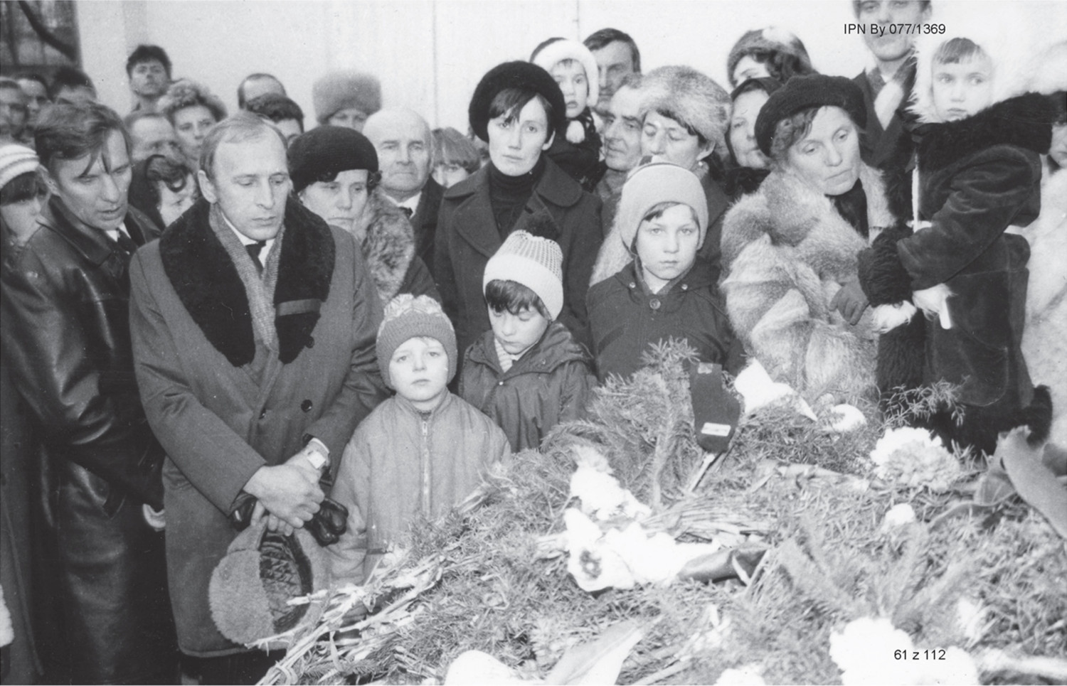 Pogrzeb Piotra Bartoszcze. Rodzina przed trumną zmarłego. Inowrocław, 12 lutego 1984 r. (IPN)