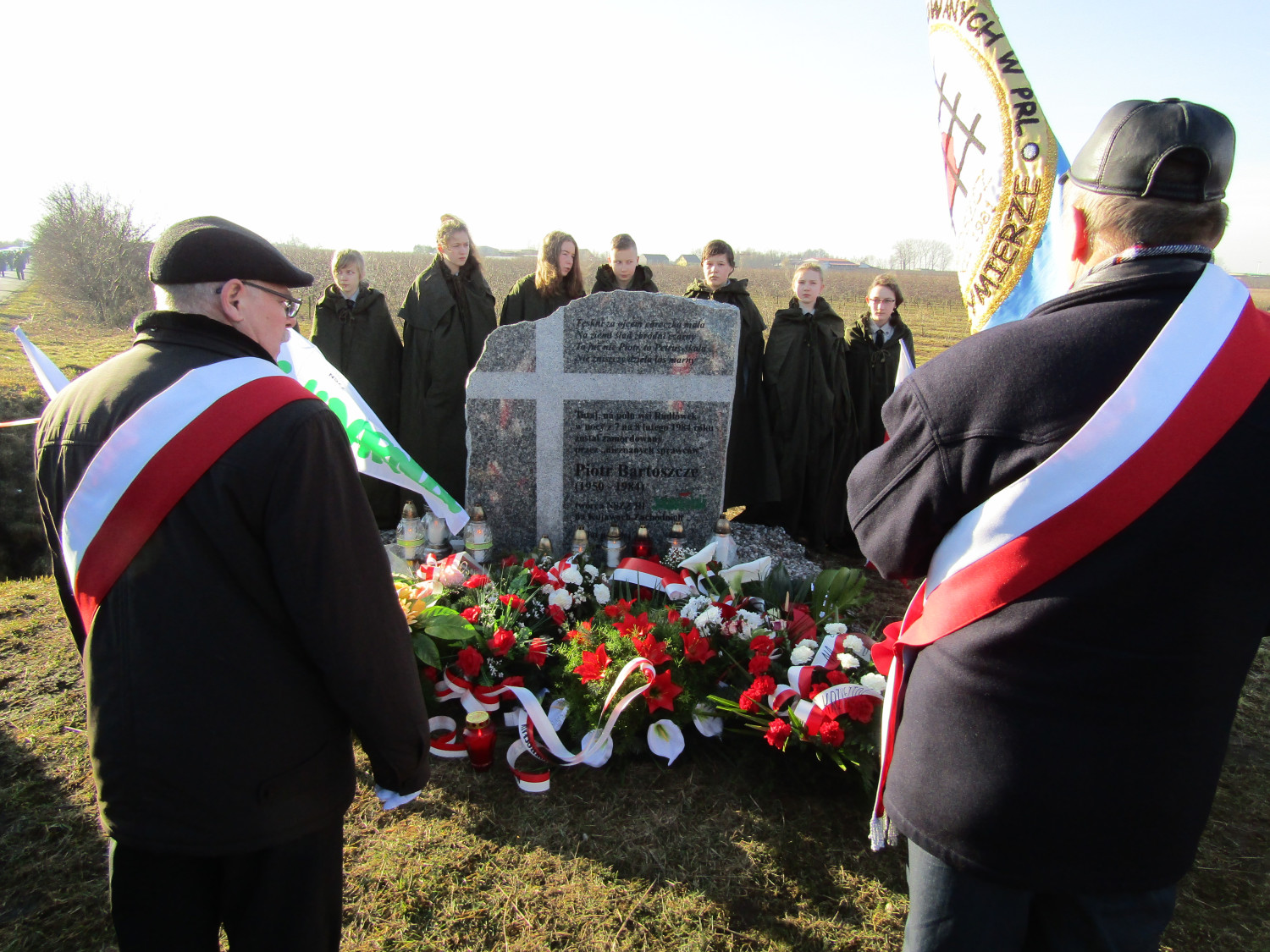 32. rocznica śmierci Piotra Bartoszcze. Młodzież przy obelisku w Radłówku, 7 lutego 2016 r. (zbiory Wojciecha Gonery)