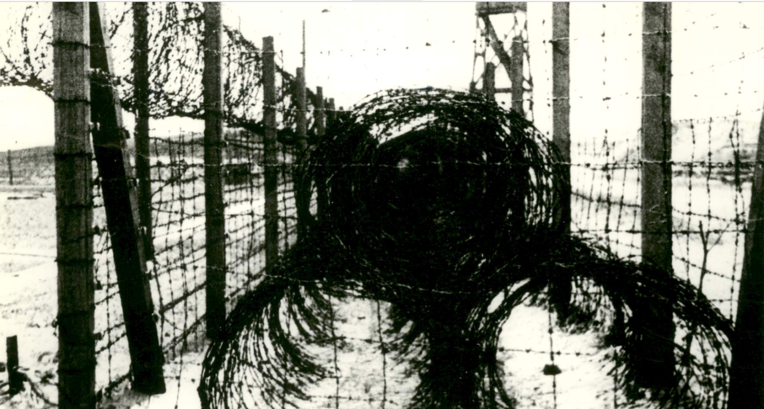 Ogrodzenie niemieckiego obozu w Żabikowie k. Poznania. (IPN)