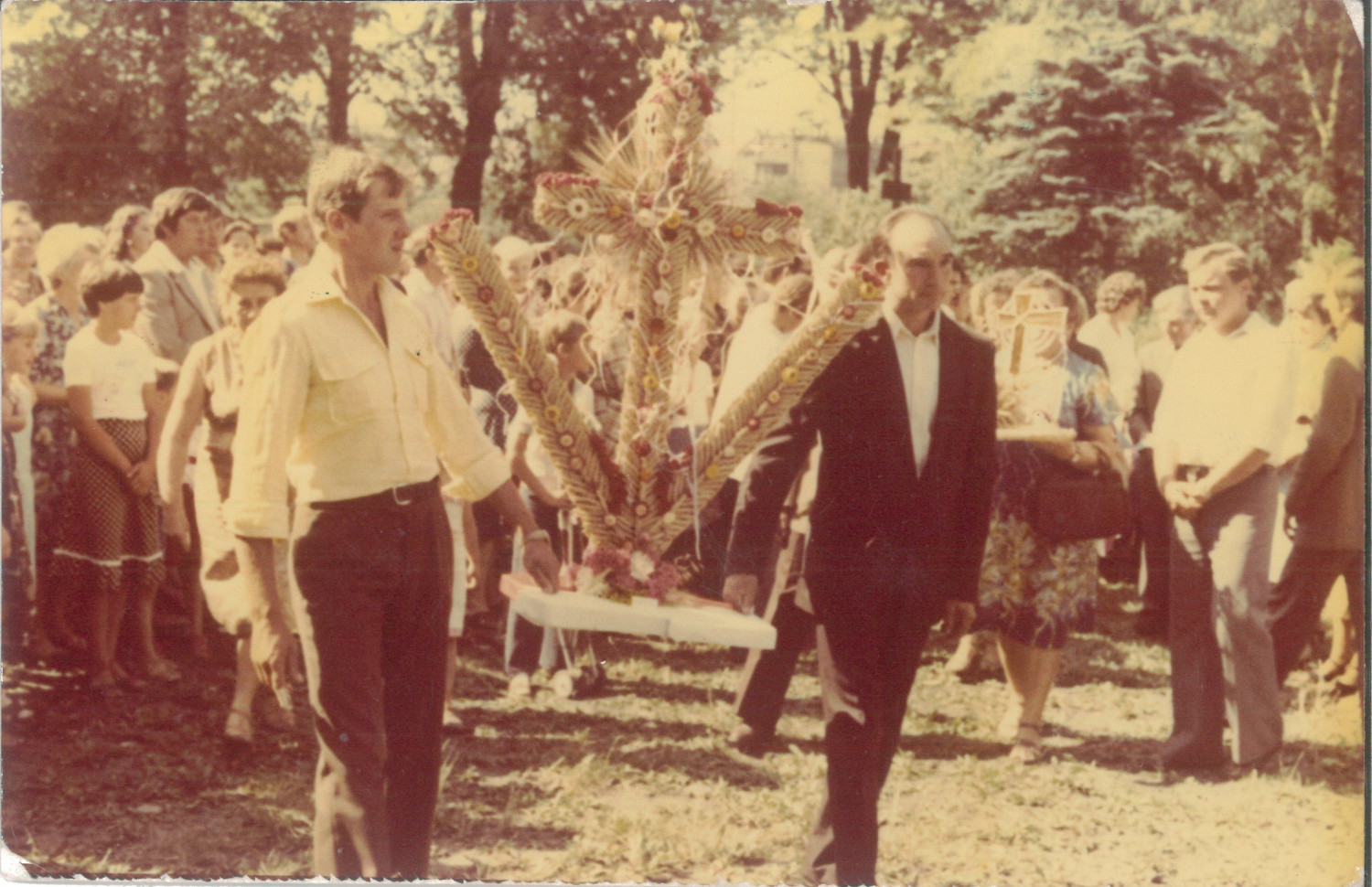 Piotr Bartoszcze (z lewej) i Stefan Nowak z wieńcem podczas dożynek w parafii Zwiastowania Najświętszej Maryi Pannie, Inowrocław, 1983 r. (zbiory Wiesławy Grześkowiak)